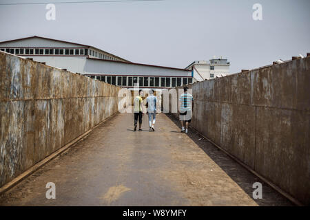 Studenti Cinesi a piedi attraverso un ponte in acciaio realizzato dagli studenti e insegnanti che collega due campus di Lanxiang Vocational School di Jinan City, EAS Foto Stock