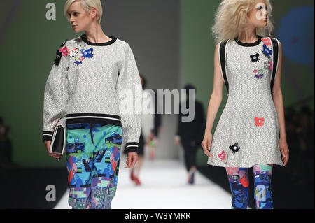 --FILE--modelli stranieri visualizzare nuove creazioni presso il contenuto fashion show durante la Shanghai Fashion Week Autunno/Inverno 2014 a Shanghai in Cina, 16 Apri Foto Stock