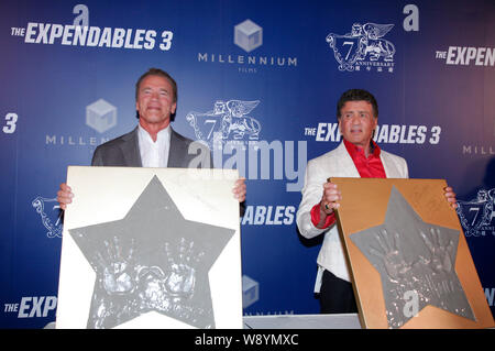 Attori americani Arnold Schwarzenegger, sinistra e Sylvester Stallone mostrano il loro handprints alla premiere del loro film, le parti soggette a usura 3, a Macao Foto Stock