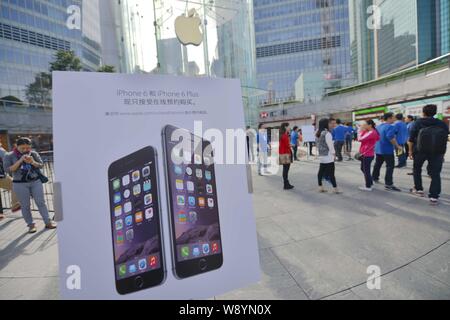 Un annuncio pubblicitario per iPhone 6 e iPhone 6 smartphone Plus è visto al di fuori di Apple Store nel Quartiere Finanziario di Lujiazui di Pudong, Shanghai, Ch Foto Stock