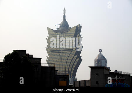 --FILE--Vista del Grand Lisboa casinò di Macau, Cina, 4 aprile 2014. I mondi casino capitale ha visto il gioco d'azzardo entrate di caduta per un secondo-dritte mon Foto Stock