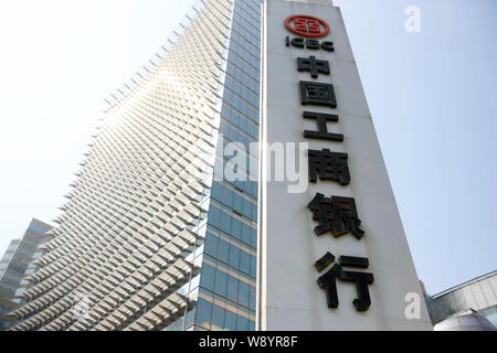 --FILE--Vista di un cartello di ICBC (industriale e banca commerciale della Cina) nella parte anteriore della sua Shanghai branch office building in Lujiazui Financia Foto Stock