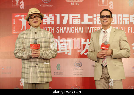 Hong Kong attore Jackie Chan, a sinistra, E DEGLI STATI UNITI Azione di Hollywood Star Jean-Claude Van Damme sorriso in occasione di una conferenza stampa per Jackie Chan film di azione alla settimana Foto Stock