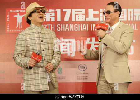 Hong Kong attore Jackie Chan, sinistra, ride come Stati Uniti Azione di Hollywood Star Jean-Claude Van Damme parla nel corso di una conferenza stampa per Jackie Chan azione Movi Foto Stock