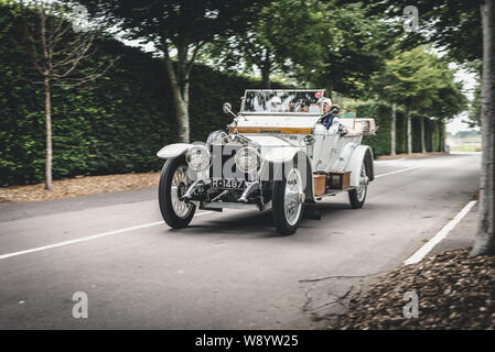 Automobili classiche a Goodwood Autodromo Prima Colazione Club, nelle vicinanze del Chichester, West Sussex, in Inghilterra. Foto Stock