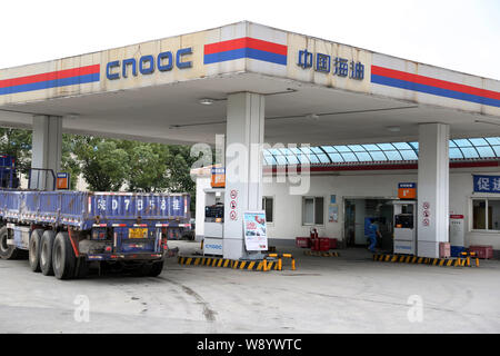 --FILE--Vista di una stazione di rifornimento di CNOOC (China National Offshore Oil Corporation) in Cina a Shanghai, 24 settembre 2014. China National Offshore Oi Foto Stock