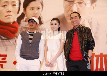 (Da sinistra) attore cinese Chen Daoming, attrice cinese Zhang Huiwen e regista cinese Zhang Yimou pongono nel corso di una conferenza stampa per il loro nuovo mov Foto Stock