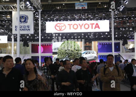 Folla di visitatori lo stand della Toyota e ChangAn motore durante il XIII Beijing International Automotive Exhibition, noto anche come Auto China 2014, in essere Foto Stock