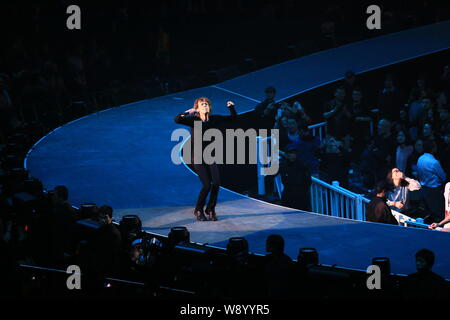 Mick Jagger inglese di rock band Rolling Stones esegue al concerto del loro tour mondiale, 14 sul fuoco, in Cina a Shanghai, 12 marzo 2014. Foto Stock