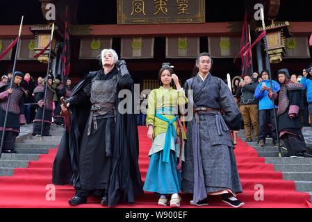 (Da sinistra) attore cinese Sun Yizhou, Taiwanese attrice Michelle Chen e attore cinese Lu Yi, tutti vestiti in costumi antichi, pongono in corrispondenza di una pressa conferiscono Foto Stock