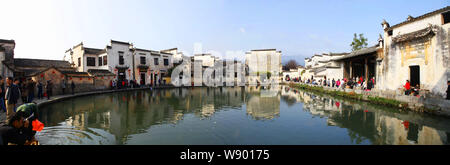 Turisti visitano Hongcun villaggio in Yixian county, Huangshan city east Chinas provincia di Anhui, 19 novembre 2011. Foto Stock