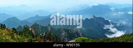 Paesaggio di montagna del Parco nazionale del monte Sanqingshan in Shangrao city east Chinas provincia di Jiangxi, 1 giugno 2012. Foto Stock