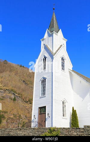 La facciata esterna della chiesa in legno nel villaggio di Haus sull isola di Osterøy, Norvegia. Foto Stock