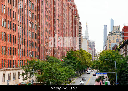 Vista da, l'alta linea Park in Manhattan (Hudson iarde). La linea alta parco lineare costruita sul treno di elevata tracce sopra 10th Ave in New York Cit Foto Stock