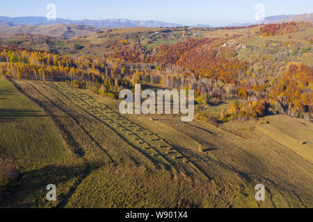 Paesaggio autunnale antenna drone shot in Transilvania, Romania Foto Stock