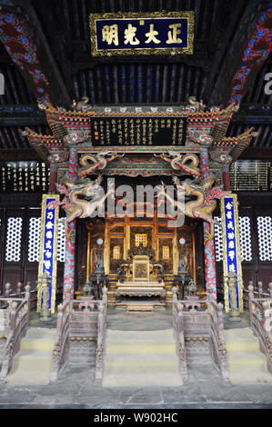 Vista interna del Zhongzheng Sala nel palazzo Mukden, noto anche come il Palazzo Imperiale di Shenyang, nella città di Shenyang, nordest Chinas provi di Liaoning Foto Stock