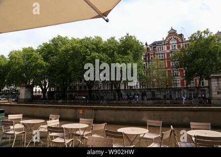 Vista verso la Great Russell Street dall'esterno café presso il British Museum di Londra, Regno Unito. Foto Stock