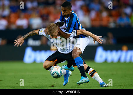 VALENCIA, Spagna - 10 agosto: Daniel Wass (L) di Valencia CF compete per la sfera con Estevao Dalbert di FC Internazionale durante la Bwin Trofeo Naranja amichevole tra Valencia CF e FC Internazionale a Estadio Mestalla il 10 agosto 2019 a Valencia, in Spagna. (Foto di ottenere immagini pronto/MB Media) Foto Stock