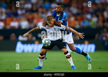 VALENCIA, Spagna - 10 agosto: Daniel Wass (L) di Valencia CF compete per la sfera con Estevao Dalbert di FC Internazionale durante la Bwin Trofeo Naranja amichevole tra Valencia CF e FC Internazionale a Estadio Mestalla il 10 agosto 2019 a Valencia, in Spagna. (Foto di ottenere immagini pronto/MB Media) Foto Stock