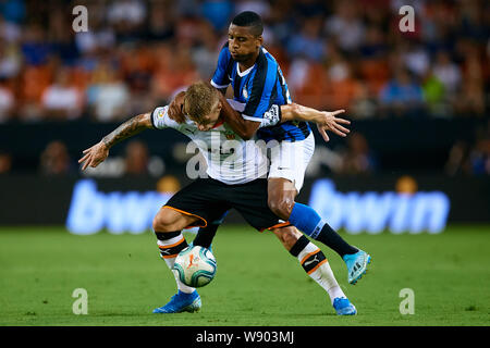 VALENCIA, Spagna - 10 agosto: Daniel Wass (L) di Valencia CF compete per la sfera con Estevao Dalbert di FC Internazionale durante la Bwin Trofeo Naranja amichevole tra Valencia CF e FC Internazionale a Estadio Mestalla il 10 agosto 2019 a Valencia, in Spagna. (Foto di ottenere immagini pronto/MB Media) Foto Stock