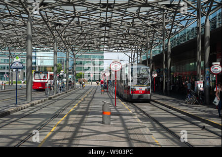 16.06.2019, Vienna, Austria, Europa - Riparato la fermata di autobus e tram a Wien Praterstern stazione ferroviaria nel quartiere Leopoldstadt. Foto Stock