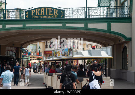 16.06.2019, Vienna, Austria, Europa - visitatori a piedi attraverso l'entrata al parco divertimenti del Wiener Prater. Foto Stock