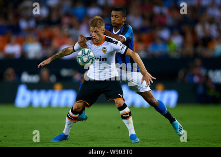 VALENCIA, Spagna - 10 agosto: Daniel Wass (L) di Valencia CF compete per la sfera con Estevao Dalbert di FC Internazionale durante la Bwin Trofeo Naranja amichevole tra Valencia CF e FC Internazionale a Estadio Mestalla il 10 agosto 2019 a Valencia, in Spagna. (Foto di ottenere immagini pronto/MB Media) Foto Stock