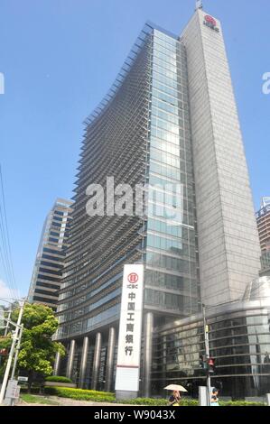 --FILE--Vista della Shanghai branch office edificio della ICBC (industriale e banca commerciale della Cina) nel Quartiere Finanziario di Lujiazui Pudong in, Sh Foto Stock