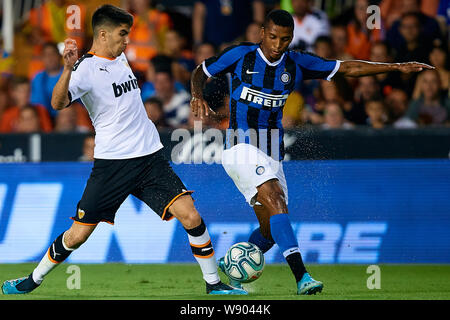 VALENCIA, Spagna - 10 agosto: Estevao Dalbert (R) di FC Internazionale compete per la sfera con Carlos Soler del Valencia CF durante la Bwin Trofeo Naranja amichevole tra Valencia CF e FC Internazionale a Estadio Mestalla il 10 agosto 2019 a Valencia, in Spagna. (Foto di ottenere immagini pronto/MB Media) Foto Stock