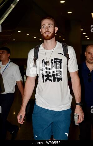 NBA star Gordon Hayward dei Boston Celtics arriva a Shanghai Pudong International Airport per il suo tour in Cina a Shanghai, Cina, 9 agosto 2019. Foto Stock