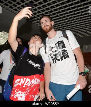 NBA star Gordon Hayward dei Boston Celtics arriva a Shanghai Pudong International Airport per il suo tour in Cina a Shanghai, Cina, 9 agosto 2019. Foto Stock