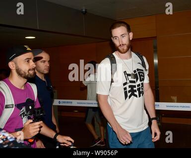 NBA star Gordon Hayward dei Boston Celtics arriva a Shanghai Pudong International Airport per il suo tour in Cina a Shanghai, Cina, 9 agosto 2019. Foto Stock