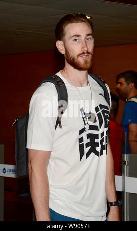 NBA star Gordon Hayward dei Boston Celtics arriva a Shanghai Pudong International Airport per il suo tour in Cina a Shanghai, Cina, 9 agosto 2019. Foto Stock