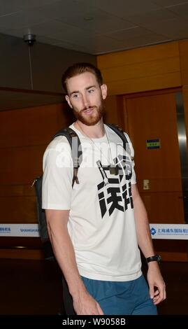 NBA star Gordon Hayward dei Boston Celtics arriva a Shanghai Pudong International Airport per il suo tour in Cina a Shanghai, Cina, 9 agosto 2019. Foto Stock