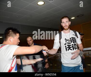 NBA star Gordon Hayward dei Boston Celtics arriva a Shanghai Pudong International Airport per il suo tour in Cina a Shanghai, Cina, 9 agosto 2019. Foto Stock