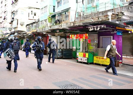 Hong Kong, Cina. 11 Ago, 2019. Le manifestazioni si è trasformato in violenza, con la polizia sparando gas lacrimogeni a manifestanti attraverso Hong Kong come chiamata di manifestanti per la democrazia. Credito: Gonzales foto/Alamy Live News Foto Stock