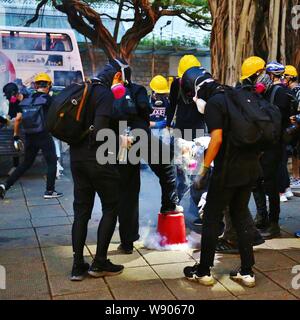 Hong Kong, Cina. 11 Ago, 2019. Le manifestazioni si è trasformato in violenza, con la polizia sparando gas lacrimogeni a manifestanti attraverso Hong Kong come chiamata di manifestanti per la democrazia. Credito: Gonzales foto/Alamy Live News Foto Stock