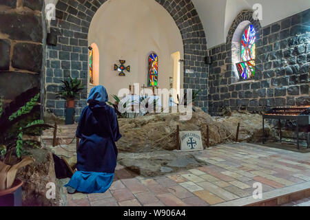 Tabgha, Israele - 18 Maggio 2019: Nun in preghiera nella chiesa della moltiplicazione dei pani e dei pesci in Tabgha, Israele Foto Stock