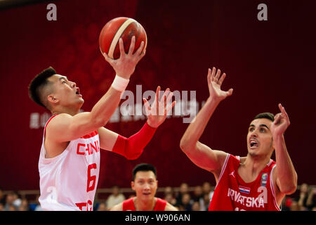 Guo Ailun, un professionista cinese giocatore di basket, sinistra, salta per un layup durante 2019 Zhouzhuang Cup Kunshan uomini Internazionale Campionato di basket contro la Croazia a Kunshan county-città di livello, Suzhou City, est cinese della provincia di Jiangsu, 11 agosto 2019. La Cina ha vinto la partita contro la Croazia con 89-73 a 2019 Zhouzhuang Cup Kunshan uomini Internazionale Campionato di basket a Kunshan county-città di livello, Suzhou City, est cinese della provincia di Jiangsu, 11 agosto 2019. Foto Stock