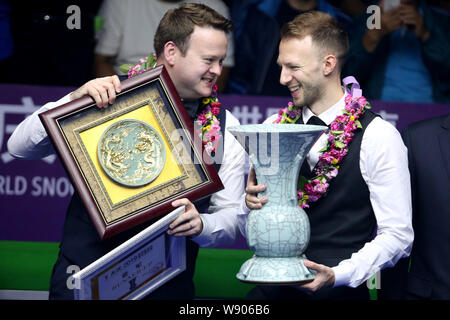 Judd Trump di Inghilterra batte Shaun Murphy di Inghilterra, sinistra, e vince il campionato nella partita finale durante il 2019 World Snooker Championship internazionale nella città di Daqing, a nord-est della Cina di Provincia di Heilongjiang, 11 agosto 2019. Foto Stock