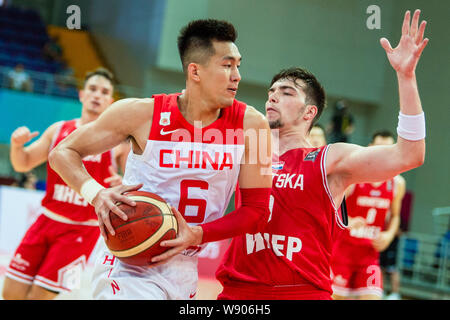 Guo Ailun, un professionista cinese giocatore di basket, anteriore sinistra, tenta di rompere durante il 2019 Zhouzhuang Cup Kunshan uomini Internazionale Campionato di basket contro la Croazia a Kunshan county-città di livello, Suzhou City, est cinese della provincia di Jiangsu, 11 agosto 2019. La Cina ha vinto la partita contro la Croazia con 89-73 a 2019 Zhouzhuang Cup Kunshan uomini Internazionale Campionato di basket a Kunshan county-città di livello, Suzhou City, est cinese della provincia di Jiangsu, 11 agosto 2019. Foto Stock