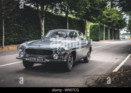 Automobili classiche a Goodwood Autodromo Prima Colazione Club, nelle vicinanze del Chichester, West Sussex, in Inghilterra. Foto Stock