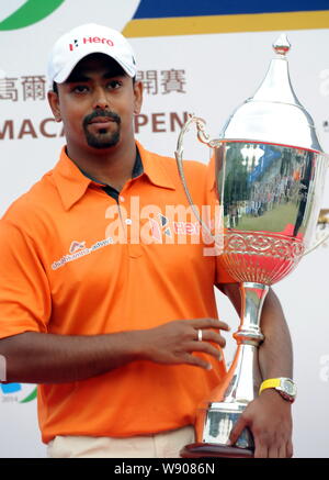 Indian golfista Anirban Lahiri pone con il suo trofeo durante il Venetian Macau Golf Open Tournament a Macau, Cina, 26 ottobre 2014. Indiano un golfista Foto Stock