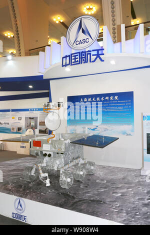 Un modello di porcellane prima luna rover Jade coniglio è in esposizione presso lo stand di CASC (Cina Aerospace Science and Technology Corporation) al quinto Sh Foto Stock