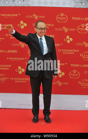 --FILE--Pan Shiyi, co-fondatore, Presidente e co-CEO di SOHO Cina, onde come egli arriva alla cerimonia di apertura e di anticipazione evento per il Qianmen outl Foto Stock