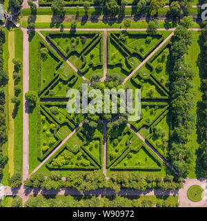 Frammento di quadrati di verde giardino formale antenna vista superiore alla giornata di sole. Foto Stock