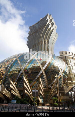 --FILE--Vista del Grand Lisboa casinò di Macau, Cina, 17 agosto 2014. Casinò di Macau ittici immersi in Hong Kong negoziazione dopo la Cina sud mattino Foto Stock