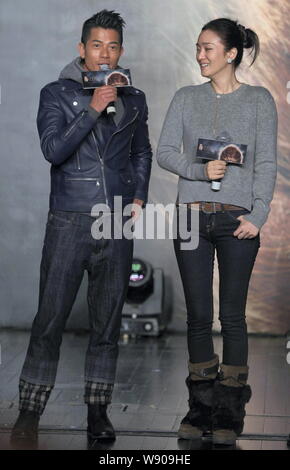 Attrice cinese Gong Li, a destra e a Hong Kong il cantante e attore Aaron Kwok partecipare ad una conferenza stampa per iniziare le riprese del loro nuovo film 'L'Monke Foto Stock