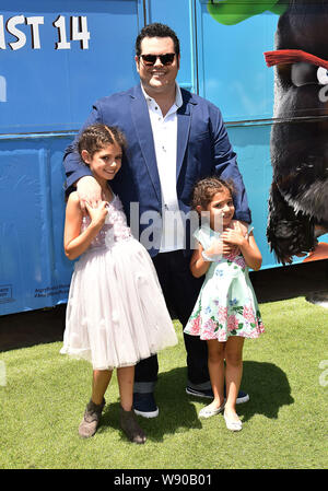 LOS ANGELES, CA - 10 agosto: (L-R) Ava Gad, Josh Gad e Isabella Gad frequentare la premiere del Sony "Angry Birds Movie 2' al Regency Theatre di Westwood il 10 agosto 2019 a Los Angeles, California. Foto Stock