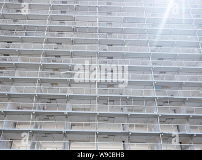 Alto edificio di appartamenti in fase di ristrutturazione Foto Stock